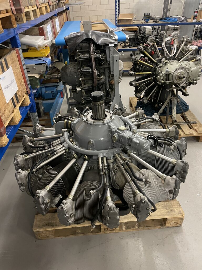 ASZ-62 Antonov Sternmotor Tisch