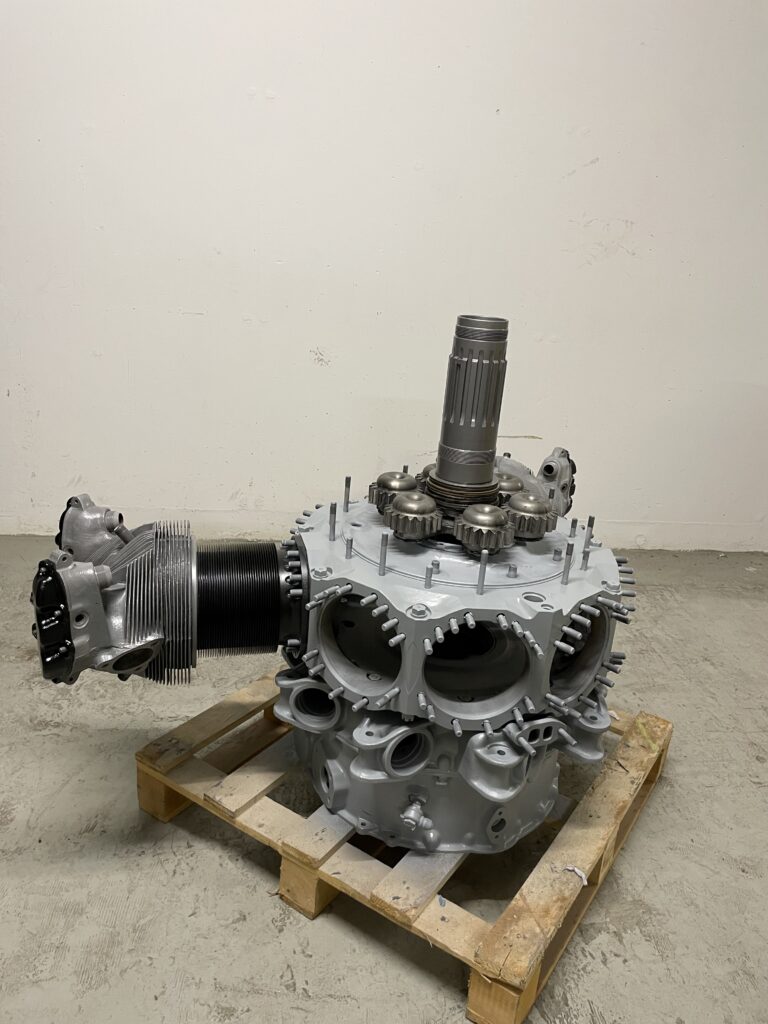 ASZ-62 Antonov Sternmotor Tisch